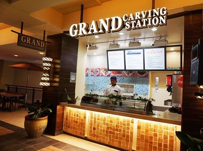 「グランド・カービング・ステーション」がパイナラナイ・フードコートにオープン！カットしたてのジューシーなお肉を賞味！