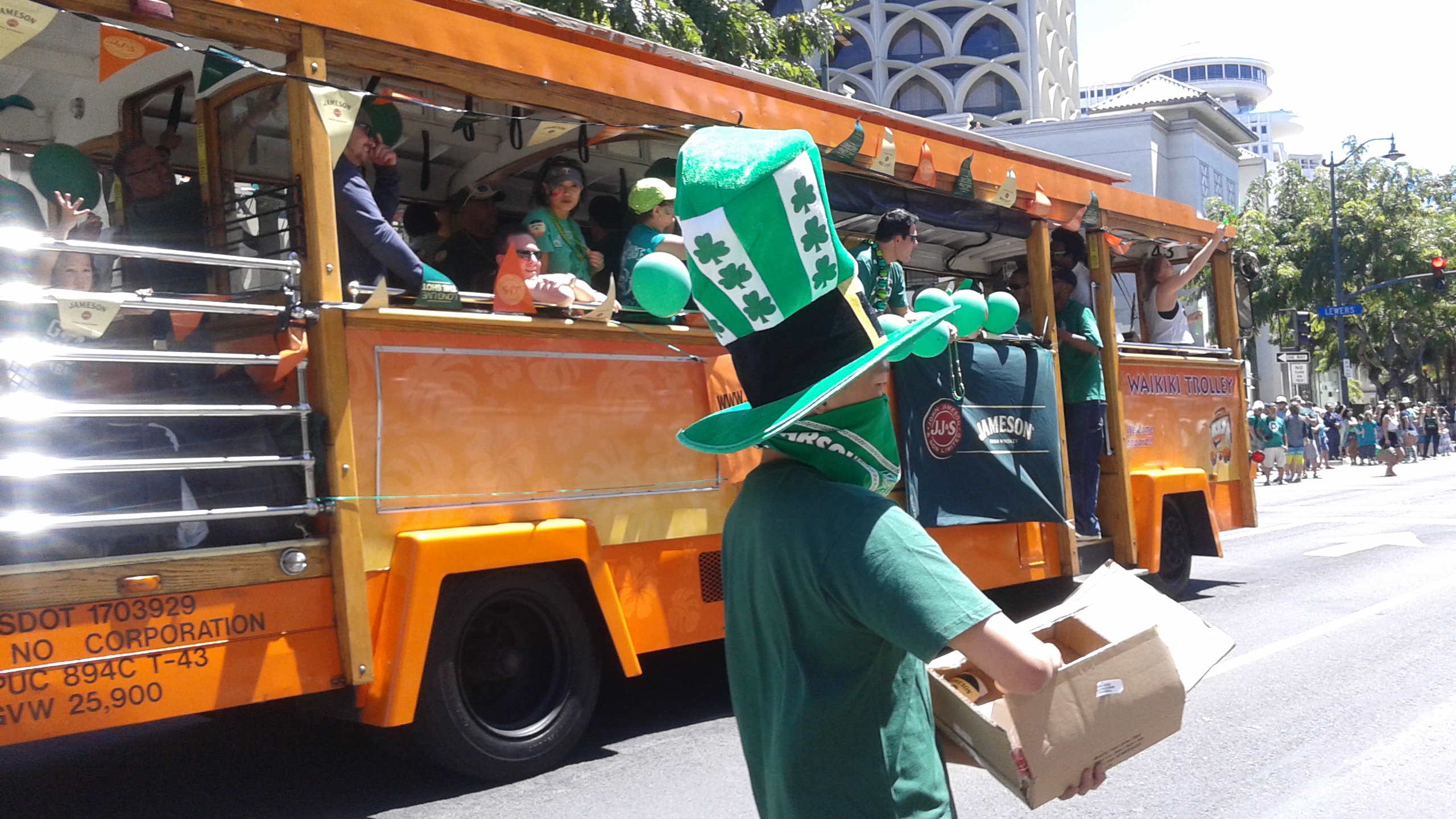 Aloha!  St.Patrick's day !!  waikiki ワイキキ　パレード！